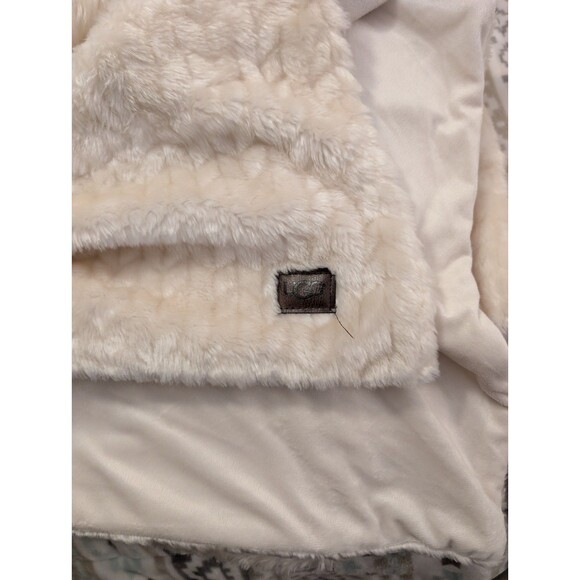 UGG Soft Faux Fur Reversible Accent Oversized 50x70 Blanket Fluffy Cream - Picture 4 of 4